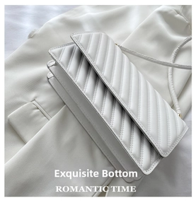 Détails de la texture matelassée blanche sur un petit sac à bandoulière minimaliste