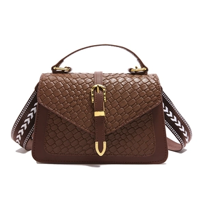Brown stone-patterned handbag with woven lid, gold clasp and geometric strap