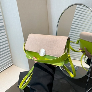 Sac à bandoulière vert néon avec rabat tissé et boucle argentée pour l'été