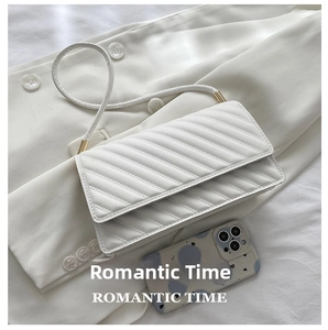 Comparaison de taille d'un sac à bandoulière matelassé blanc avec un smartphone