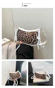 Detail der Leoparden-Schultertasche mit weißer Schleife und goldfarbenen Metallhaken