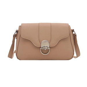 Borsa a tracolla beige minimalista con fibbia argentata e patta vista frontale sobria