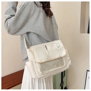 Detailansicht der cremeweißen Nylon-Kurierstasche mit PVC-Fach und Netzgewebe-Tasche