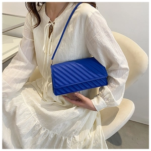 Détail du sac à bandoulière matelassé bleu roi avec coutures diagonales élégantes