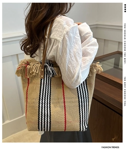Detalle de bolso tote tejido bohemio con flecos y rayas verticales