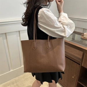 Brown crocodile embossed tote bag with large capacity for women's daily commute