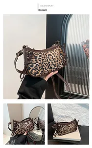 Detail der sichelförmigen Leopard-Tasche mit braunem Lackbesatz und Schleife