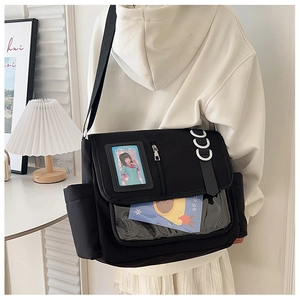 Schwarze Ita-Bag im japanischen Stil mit PVC-Fenster und Metallringen am Modell getragen