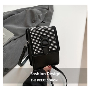 Détail du mini sac bandoulière noir orné de clous argentés avec rabat magnétique et cuir PU