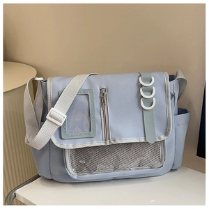 Detail der blauen Nylon-Umhängetasche mit transparenter Netztasche und Kartenfach vorne