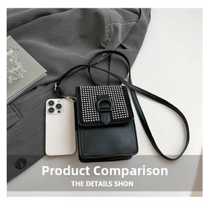 Détail de la taille du petit sac bandoulière comparée à un téléphone portable