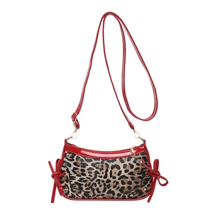 Retro Schultertasche mit Leopardenmuster, roten Lackleder-Akzenten und Schleifen