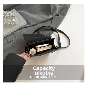 Détail de l'intérieur du sac à strass noir montrant le rangement du téléphone et du rouge