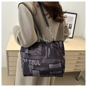 Grande borsa shopper alla moda con stampa giornale vintage e tracolla in pelle nera