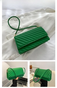 Détail du sac à bandoulière matelassé vert avec coutures diagonales et ferrures dorées