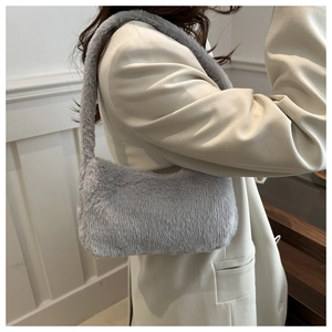 Détail de la texture en fausse fourrure grise douce d'un sac baguette élégant pour femmes