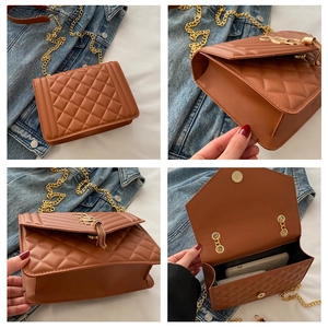 Détails du sac à bandoulière matelassé marron avec chaîne dorée et logo en métal