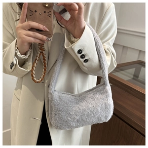 Gros plan sur le sac en peluche gris clair avec fausse fourrure douce et texture fluffy