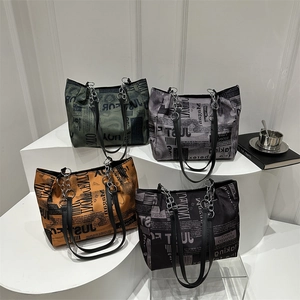 Borsa Tote Con Stampa Di Giornale Pelle PU Grande Capacità Borsa A Spalla Con Catena Retro Alla Moda Per Donne