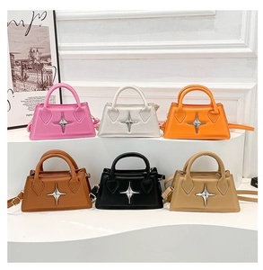 Détail de mini sacs à main en similicuir chic déclinés en six couleurs printanières