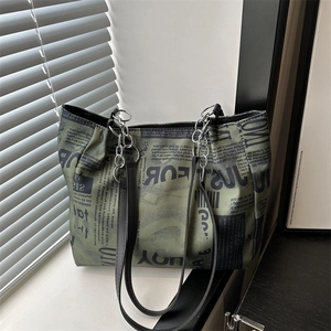 Borsa tote in tela verde con stampa di giornale vintage e tracolla a catena