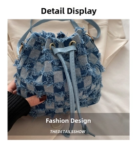 Dettaglio borsa a secchiello in denim a scacchi blu con bordi sfrangiati e coulisse