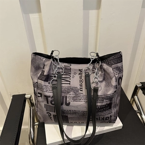 Borsa tote capiente con stampa di giornale nera e dettagli a catena in metallo