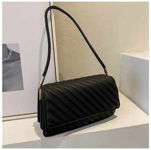 Détail de la texture matelassée et du côté en accordéon de ce sac à bandoulière noir