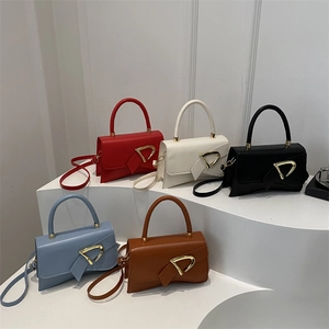 Borsa A Tracolla Da Donna Con Patta Asimmetrica In Pelle PU Con Fibbia Dorata Lettera D Piccola Borsa Quadrata Alla Moda Con Manico