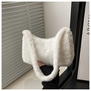 Détail du sac à bandoulière en fausse fourrure blanche douce avec une texture pelucheuse