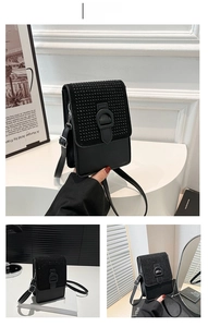 Détail du sac bandoulière noir avec rabat en strass et bandoulière réglable