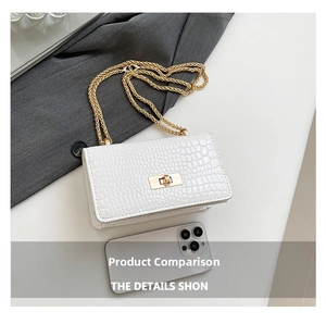 Détail d'un sac à bandoulière blanc à motif crocodile avec chaîne dorée et comparaison