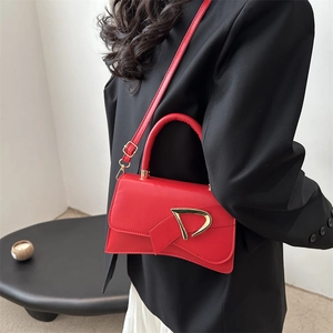 Borsa a tracolla quadrata in pelle PU rossa con fibbia a D dorata indossata da modella