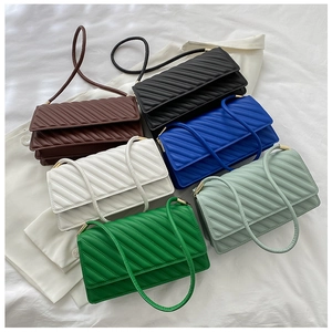 Vue à plat de sacs bandoulière matelassés en plusieurs couleurs et détails dorés