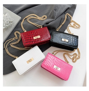 Détail de quatre sacs à chaîne à motif crocodile en cuir rouge, noir, blanc et rose