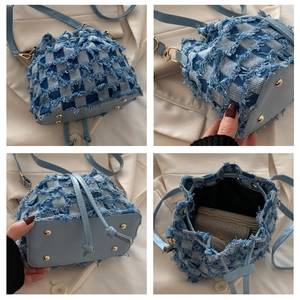 Dettagli della borsa a secchiello in denim a scacchi con piedini e base in pelle blu