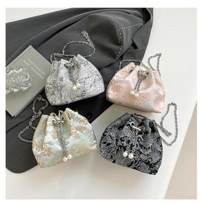 Détails des sacs seaux en jacquard brodé avec chaînes en métal et perles