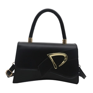 Borsa a mano a clessidra nera minimalista con chiusura a D dorata e tracolla donna