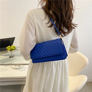 Petit sac à bandoulière matelassé bleu roi avec détails dorés et rabat élégant