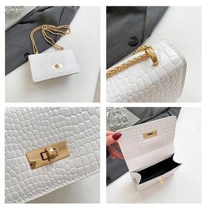Détail du sac blanc motif crocodile avec chaîne dorée et fermoir rotatif métallique