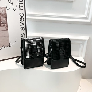 Sacs bandoulière pour téléphone portable noirs avec rabat clouté et fine lanière