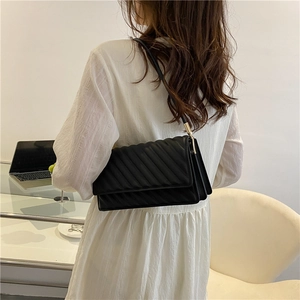 Sac à bandoulière matelassé en cuir PU noir avec finitions métalliques dorées élégantes