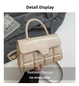 Dettaglio della borsa beige crema con trama a cubetti in rilievo e patta in pelle PU