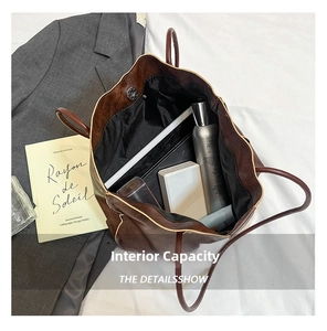 Intérieur spacieux du sac cabas en cuir marron vintage montrant sa grande capacité