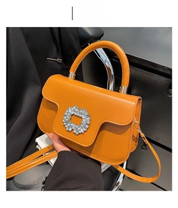 Vue détaillée du sac marron avec grand cristal décoratif et poignée arrondie