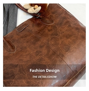 Gros plan détaillé du sac cabas vintage marron avec un pendentif en peluche doux