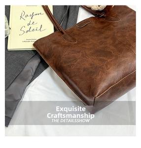 Gros plan du sac cabas vintage marron foncé avec texture cuir ciré et fine bandoulière