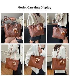 Sac cabas en cuir marron avec différents styles de portée et détail de breloque