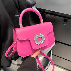 Sac à main rose vif plissé avec boucle en strass et bandoulière pour femme élégante