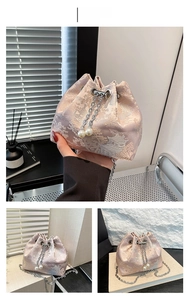 Détail du sac seau en satin rose avec broderie traditionnelle et cordon de perles
